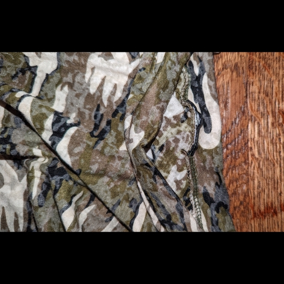 Body Central Y2K asymmetrical army camo lightweight batwing blouse - Picture 4 of 6